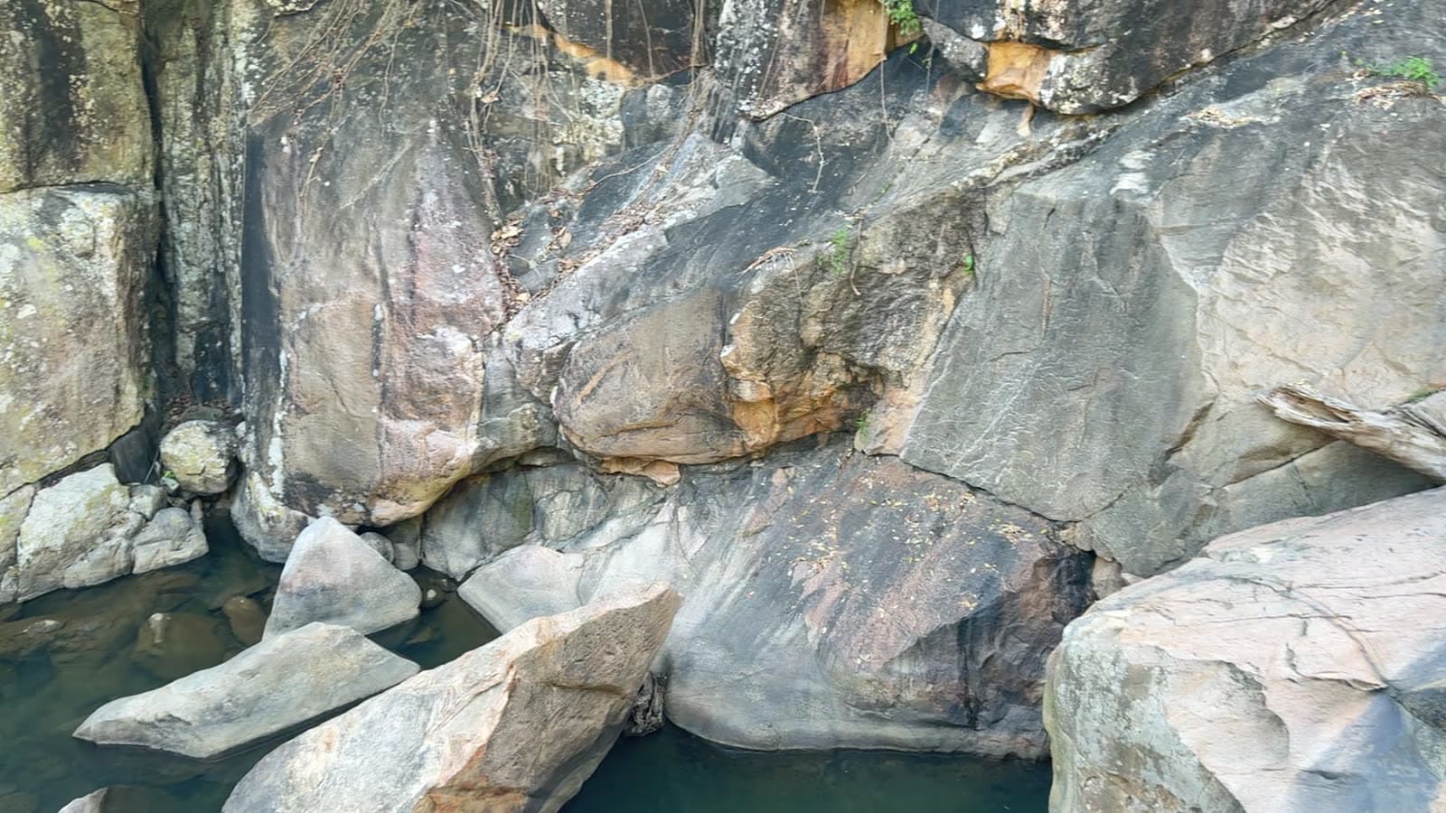 Водопад и заводь среди камней на Ба Хо