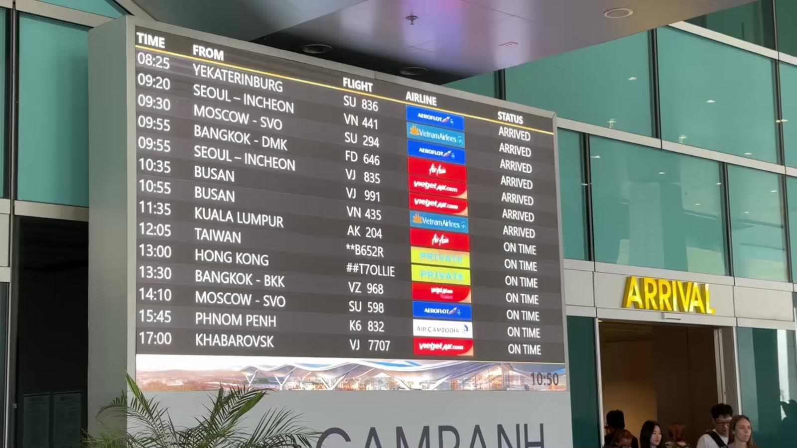 Табло прилётов в аэропорту Камрань