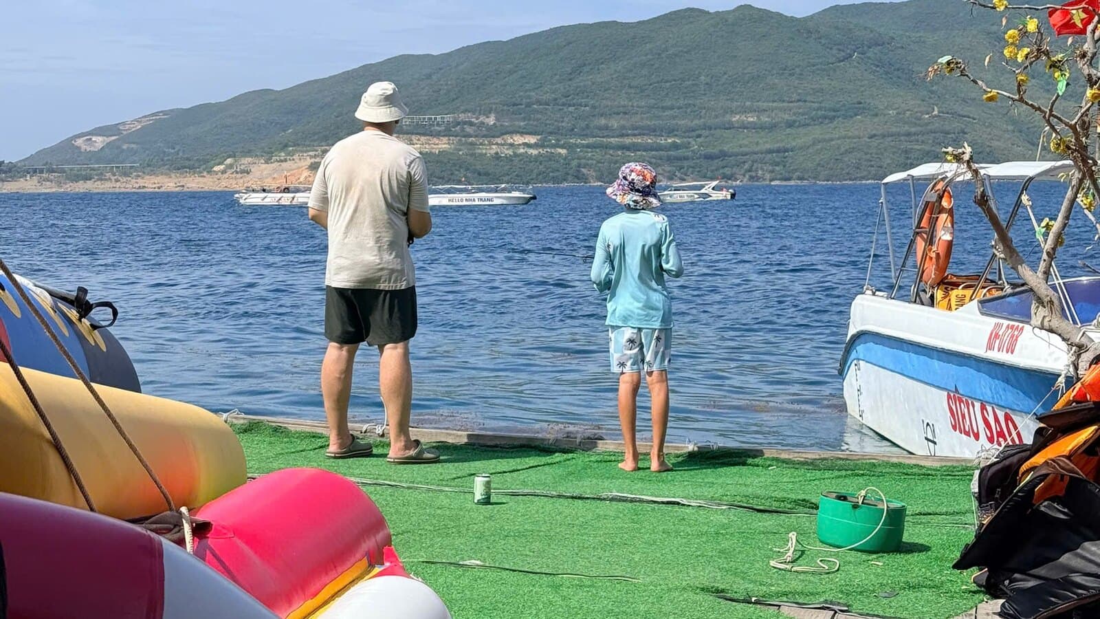 Взрослый и ребёнок на морской прогулке у островов Нячангского залива