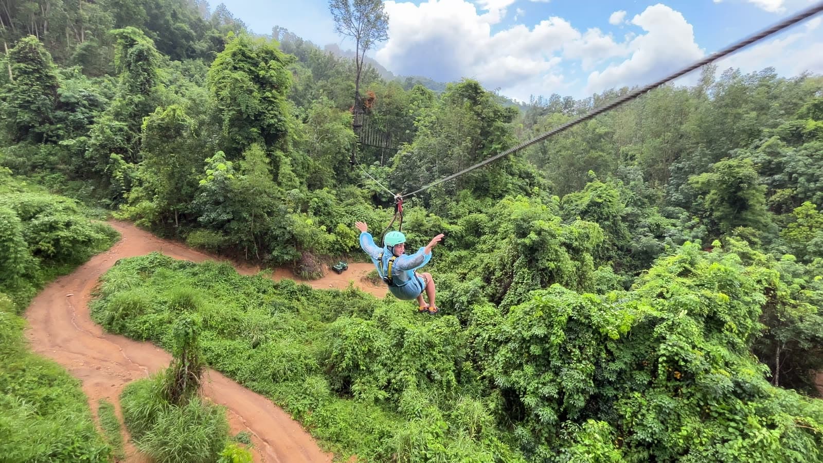 Зиплайн над джунглями в парке Kong Forest